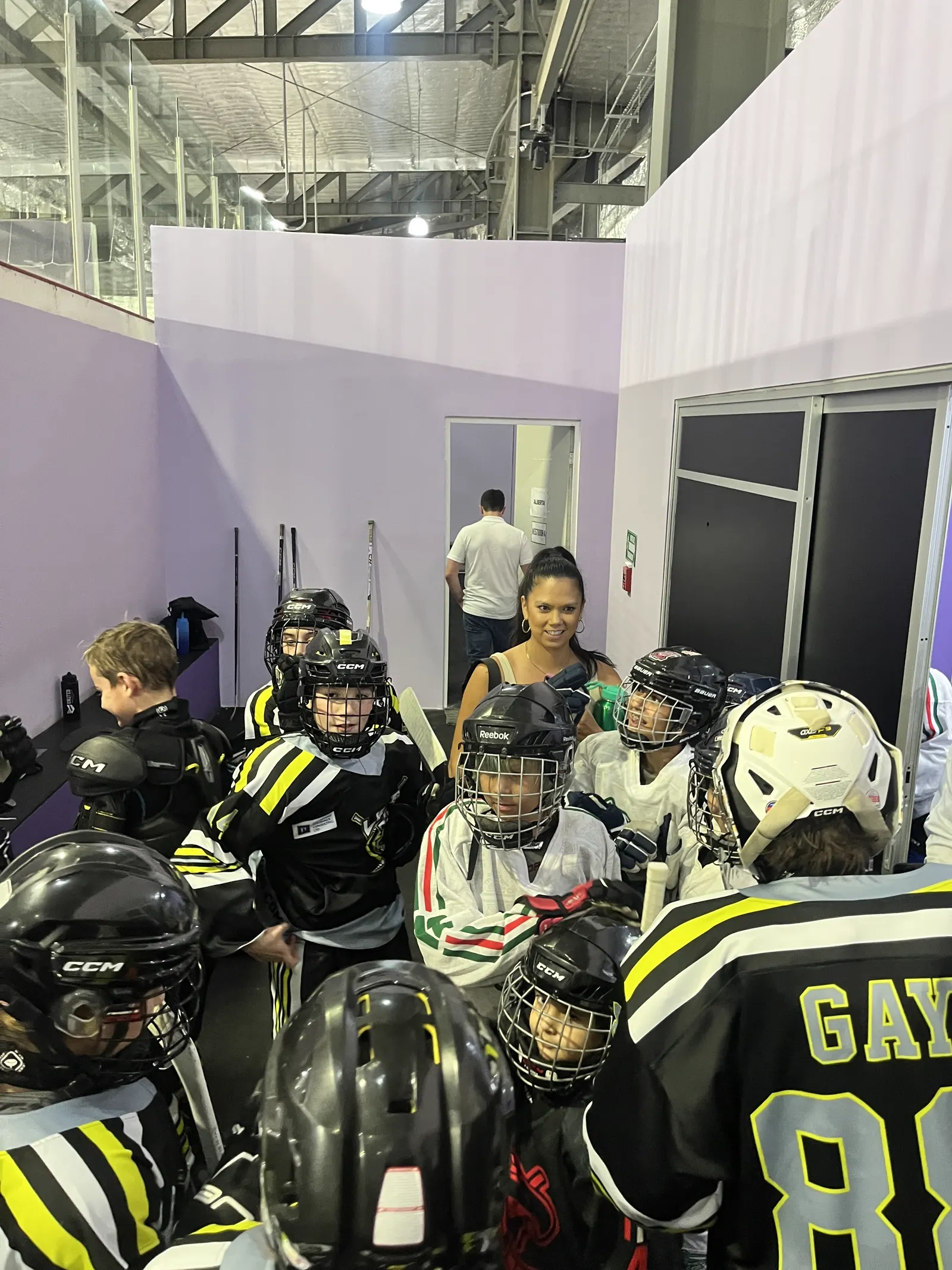 Young players in full gear in the hallway of the Cancún rink, November 2025